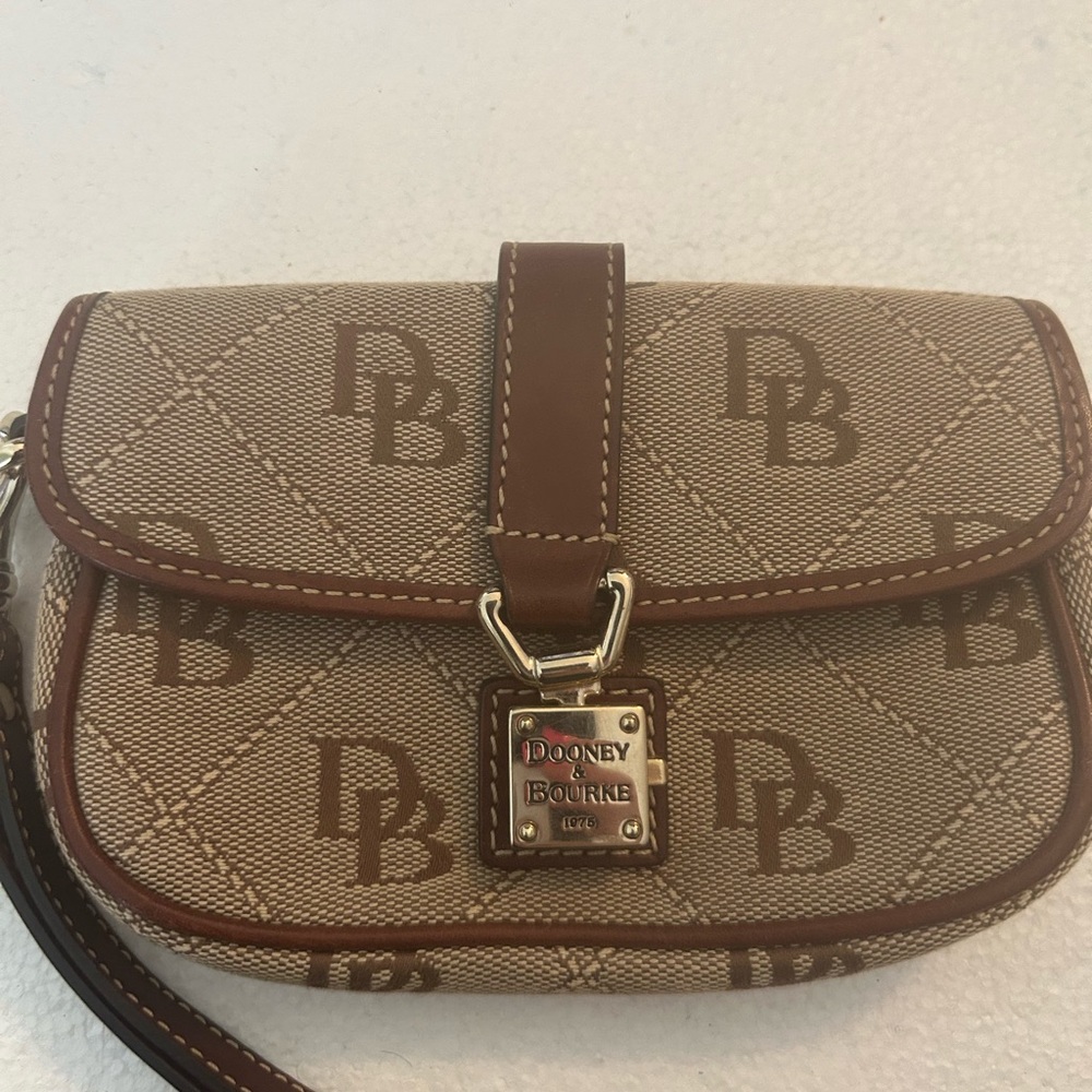 Dooney & Bourke light brown tan monogram wristlet gold front lock - Picture 3 of 8